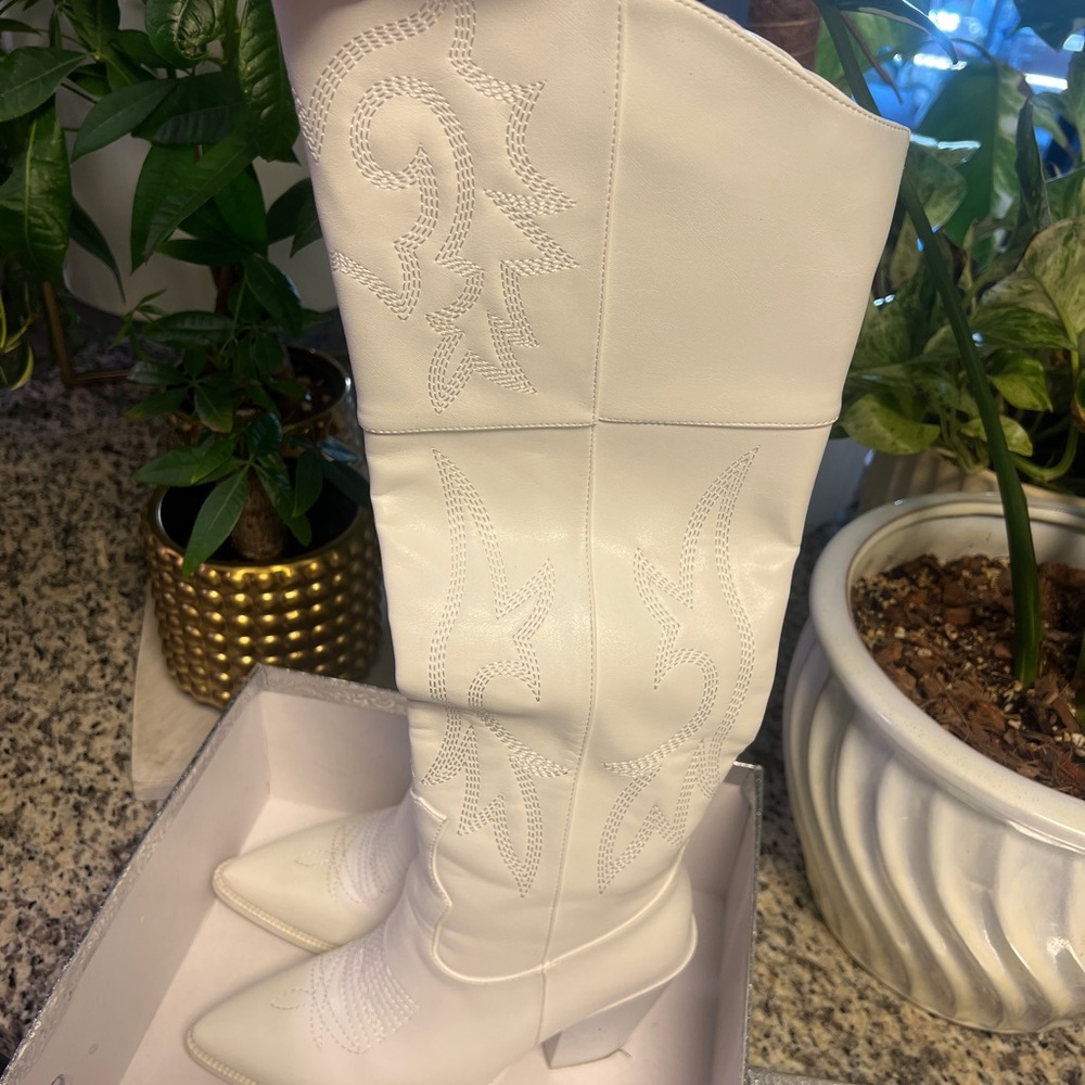 White Heeled Boots with Decorative Stitching